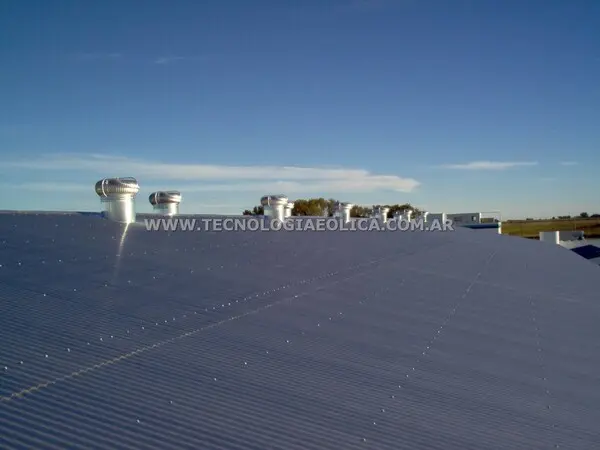 extractor_eolico_30_pulgadas_sobre_techo_con_pendiente_vista3_cielo_abierto.webp